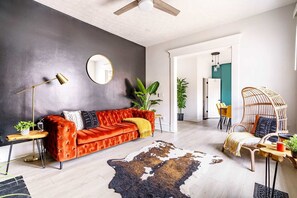 Exclusief huis, 4 slaapkamers, huisdieren toegestaan | Woonruimte | Een 55-inch smart-tv met digitale zenders, Netflix en Hulu