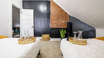 Une pièce avec une porte blanche, un mur en briques, un plafond blanc et un tapis blanc et moelleux.