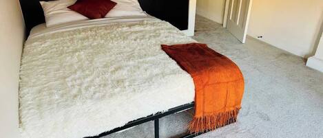 Exclusive House, Non Smoking, Pets Allowed | Egyptian cotton sheets, premium bedding, memory foam beds, free minibar