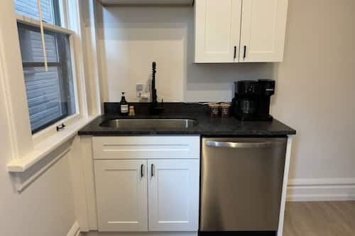 Full-size fridge, microwave, oven, stovetop