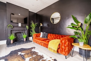 Casa Nova | Living area - Jungle House Boutique Residences – Downtown Columbus & Short North (Columbus)