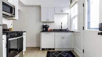 Casa Serena | Private kitchen | Full-sized fridge, microwave, oven, stovetop