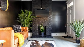 Casa familiar, 4 habitaciones, se aceptan mascotas | Área de sala de estar | Smart TV de 55 pulgadas con canales digitales, Netflix y Hulu