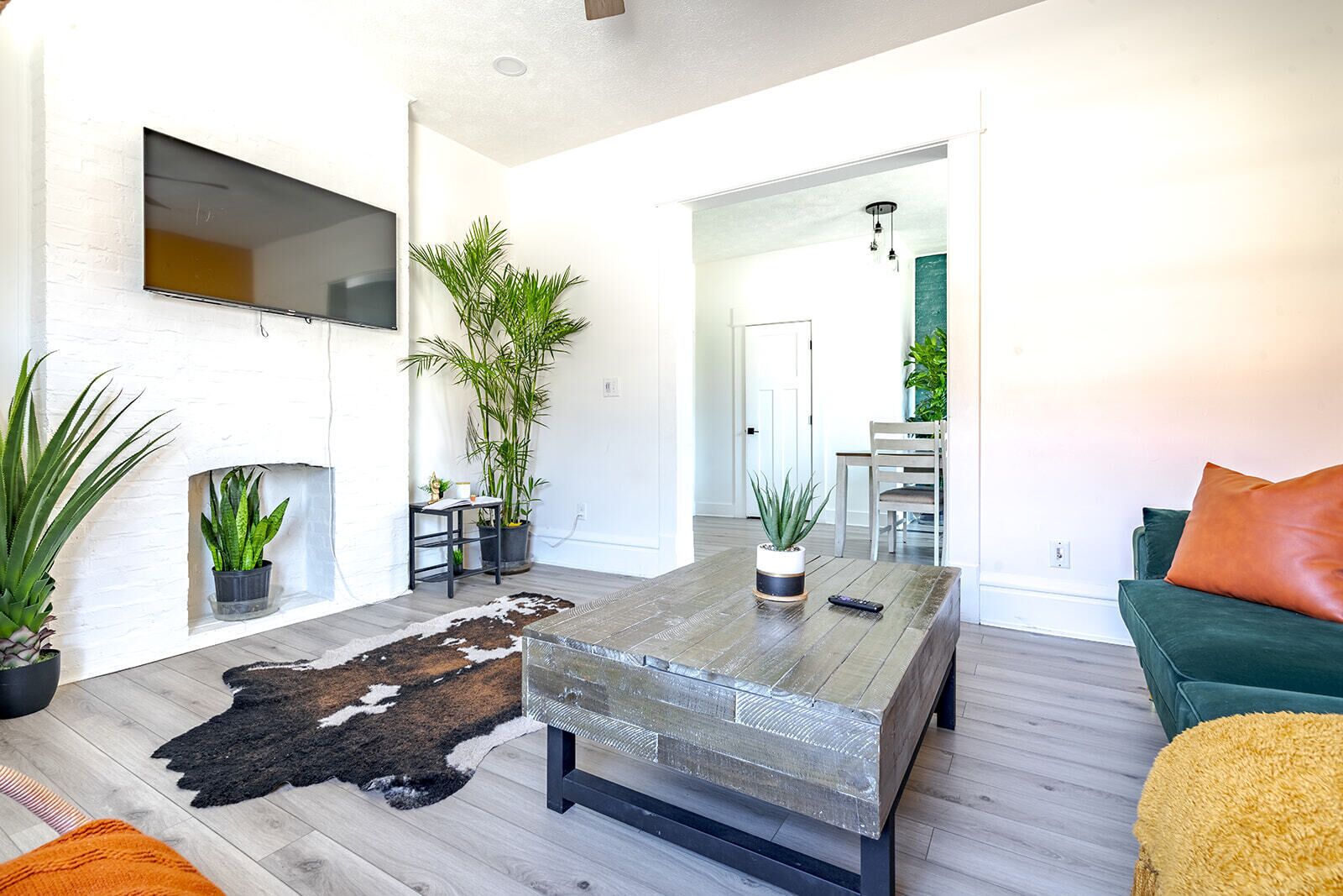 Nhà dành cho gia đình, 4 phòng ngủ, không hút thuốc | Khu phòng khách | Smart TV 55-inch có truyền hình kỹ thuật số, Netflix, Hulu 