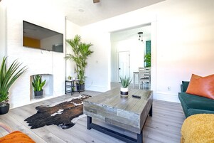 Casa familiar, 4 habitaciones, no fumadores | Zona de estar | Smart TV de 55 pulgadas con canales digitales, además de Netflix, Hulu