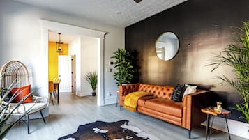 Casa familiar, 4 habitaciones, se aceptan mascotas | Área de sala de estar | Smart TV de 55 pulgadas con canales digitales, Netflix y Hulu