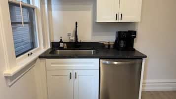 Full-size fridge, microwave, oven, stovetop