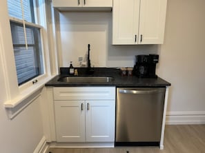 Een koelkast/vriezer, een magnetron, een oven, een kookplaat