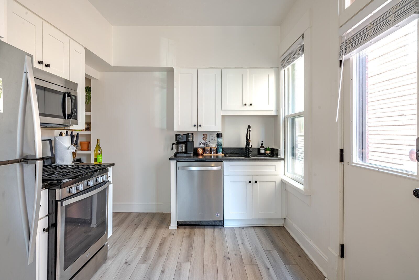 Casa Terra | Private kitchen | Full-size fridge, microwave, oven, stovetop