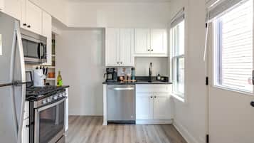 Familie huis, 4 slaapkamers, niet-roken | Privékeuken | Een koelkast/vriezer, een magnetron, een oven, een kookplaat