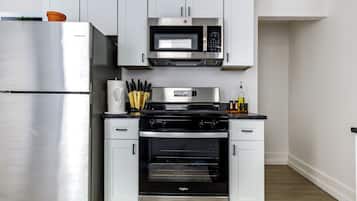 Full-size fridge, microwave, oven, stovetop
