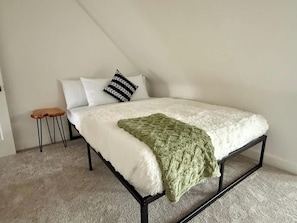 Exclusive House, Non Smoking, Pets allowed | Egyptian cotton sheets, premium bedding, memory-foam beds, free minibar