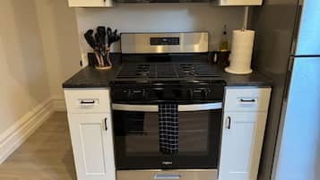 Full-sized fridge, microwave, oven, stovetop