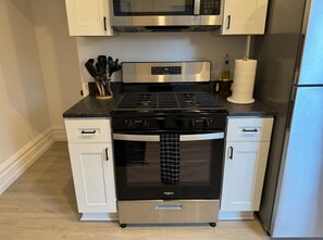 Full-size fridge, microwave, oven, stovetop