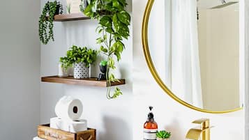 Casa Dream | Bathroom | Rainfall showerhead, eco-friendly toiletries, hair dryer, towels