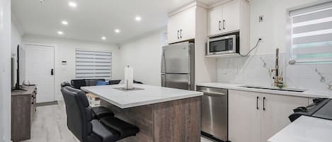 Microondas, horno, parrilla de estufa y lavavajillas