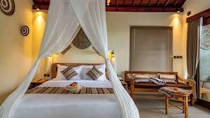 A bedroom with a canopy bed, a sofa, and a bench. - Shankara Villa Ubud by Dhananjaya Hospitality (Sebatu)