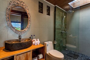 Villa, 1 chambre, vue sur la piscine | Salle de bain | Articles de toilette (gratuits), séchoir à cheveux, serviettes fournies