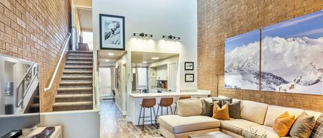 Smart TV, chimenea, videoteca, estéreo