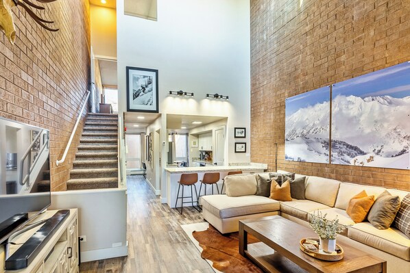 Smart TV, fireplace, video library, stereo - Park City Mountain Access, Stunning Views of PCMR Hot Tub/ Pool 2BR 2.5BA (Park City)