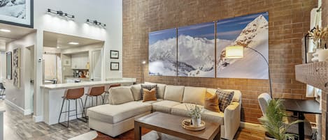 Smart TV, chimenea, videoteca y estéreo