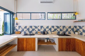 Peti sejuk/penyejuk beku saiz penuh, ketuhar gelombang mikro, dapur 