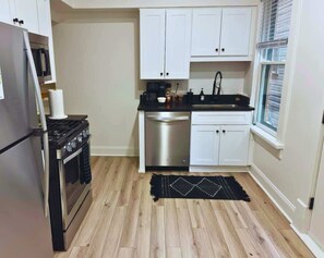 Family House, Non Smoking, Haiwan Kesayangan Dibenarkan | Dapur peribadi | Peti sejuk/penyejuk beku saiz penuh, ketuhar gelombang mikro, ketuhar