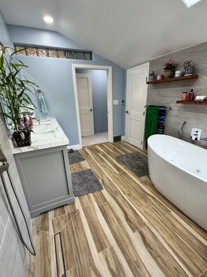 Shower, jetted bath, hair dryer, towels