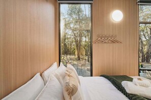 1 bedroom, bed sheets