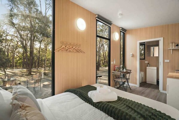 1 bedroom, bed sheets