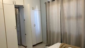 1 غرفة نوم ومكواة/لوح كي وواي فاي وملاءات أسرّة