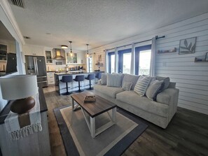 TV - Updated Waterfront Condo, Pool + Pier, 10 Min to Beach & Downtown St. Pete (St. Petersburg)