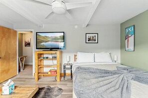 2 bedrooms, desk, iron/ironing board, WiFi