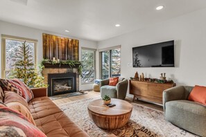 Televisie, een open haard en een kantoor