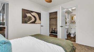 2 bedrooms, desk, WiFi, bed sheets