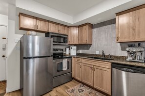 Een koelkast, een microgolfoven, een oven, een kookplaat