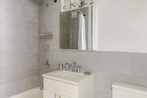 Hair dryer, towels - Blueground | Carnegie Hill, fitness center, nr Central Park (New York)