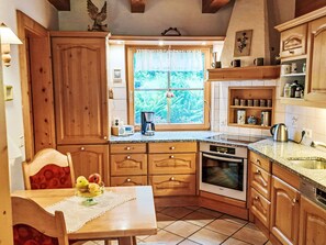 Refrigerador, horno, lavavajillas, utensilios de cocina