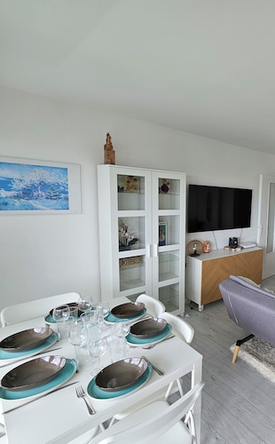 The suspended break between Versailles and Paris