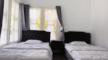 Basic Villa | Desk, free WiFi