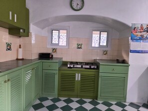 Basic Villa | Shared kitchen | Fridge, cookware/dishes/utensils