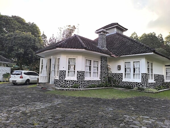 Vista frontal de la propiedad