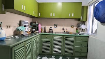 Basic Villa | Shared kitchen | Fridge, cookware/dishes/utensils