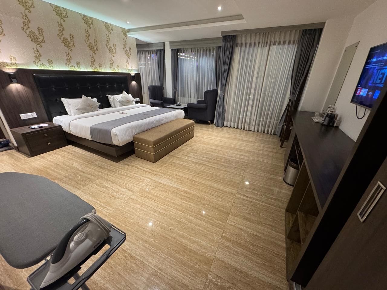 Suite | Desk, soundproofing, free WiFi