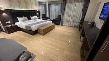 Suite | Desk, soundproofing, free WiFi