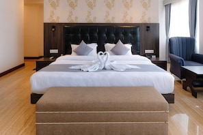 Double or Twin Room, Lake View | Desk, free WiFi