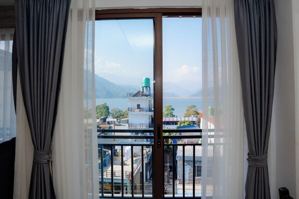Double or Twin Room, Lake View | Desk, free WiFi