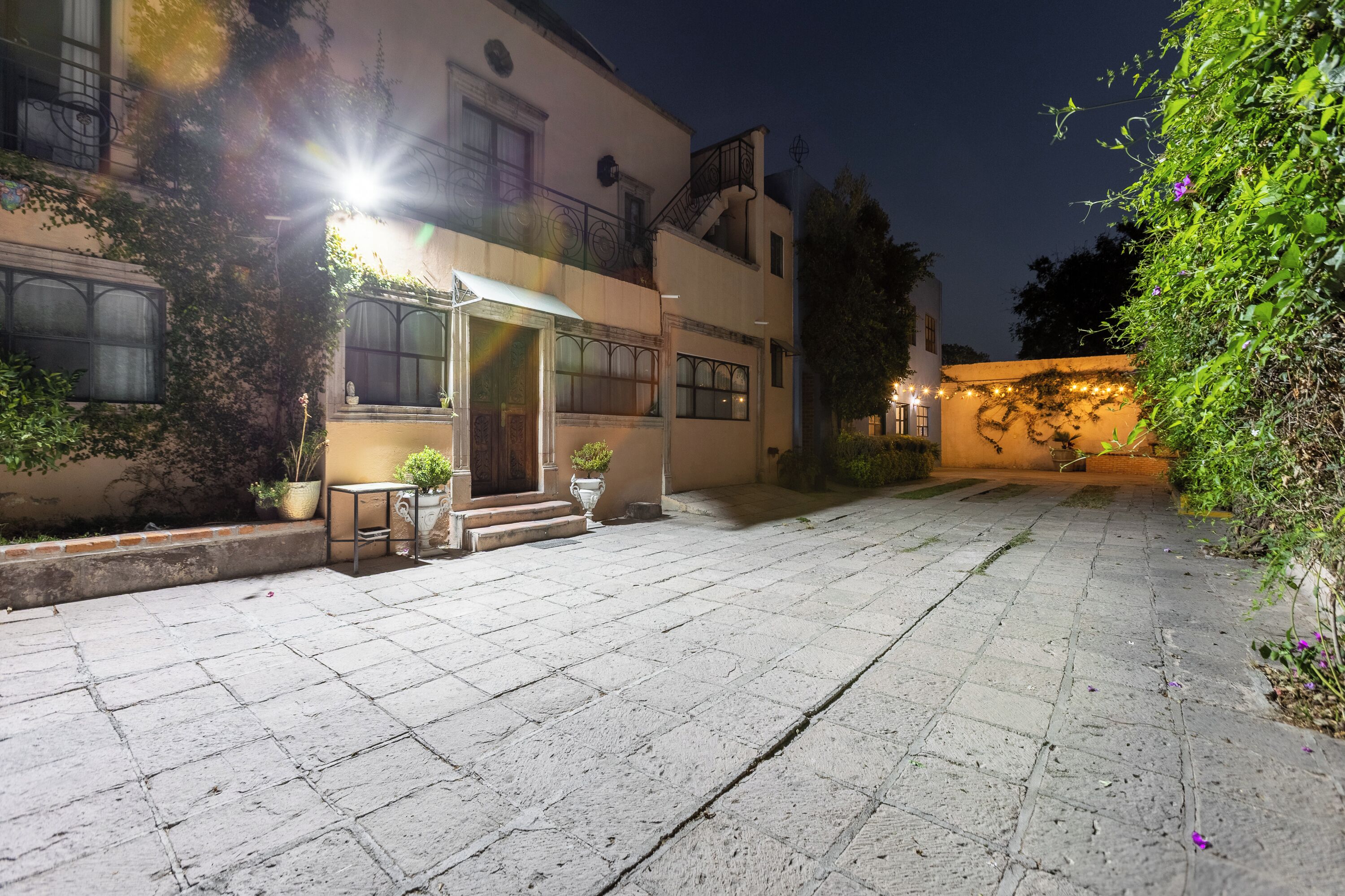 Vista frontal de la propiedad