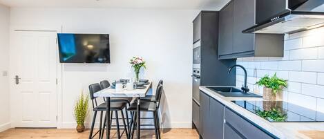 Refrigerador, microondas, horno, utensilios de cocina