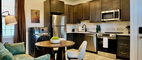 Kjøleskap, mikrobølgeovn, ovn og kokeplater